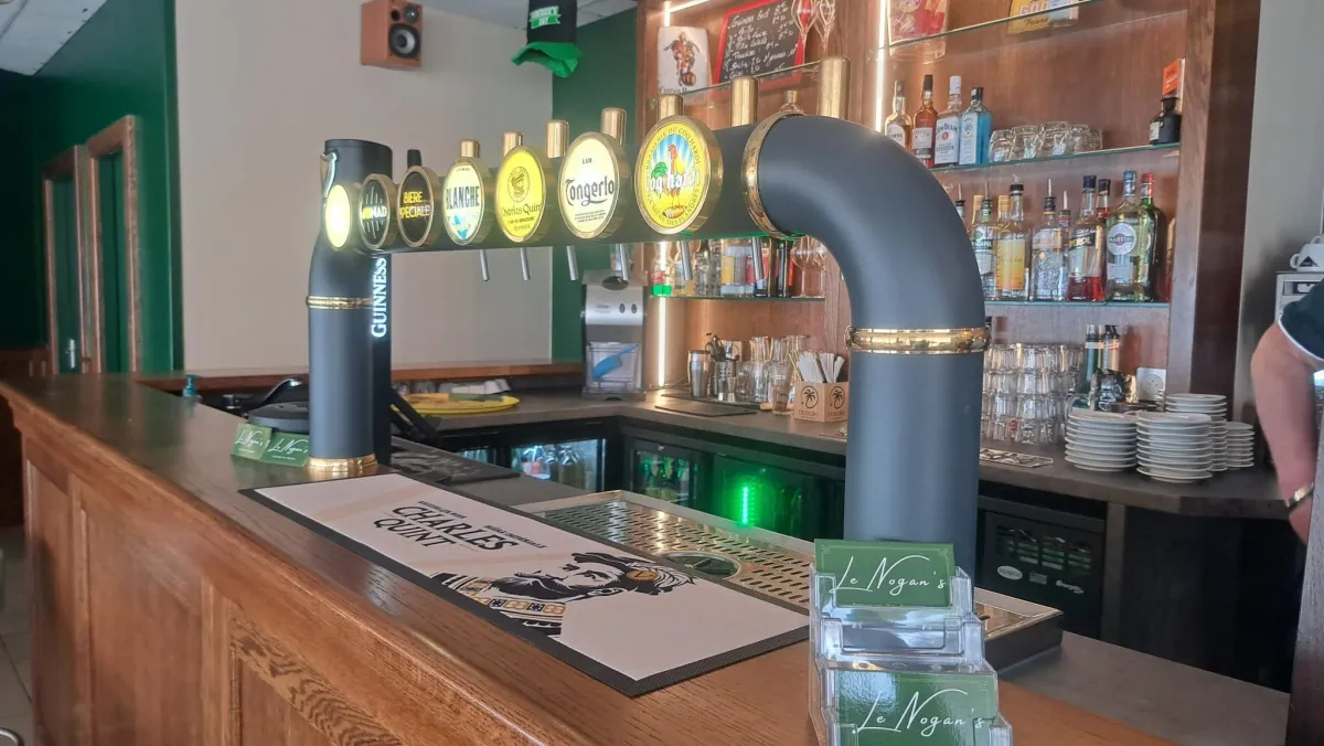 Le comptoir en bois et les bières pression du Nogan’s